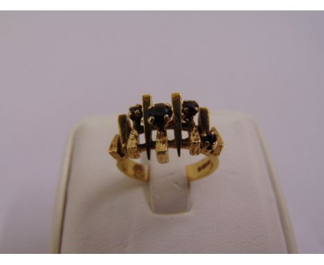 9ct yellow gold and garnet ring, approx total weight 4.8g