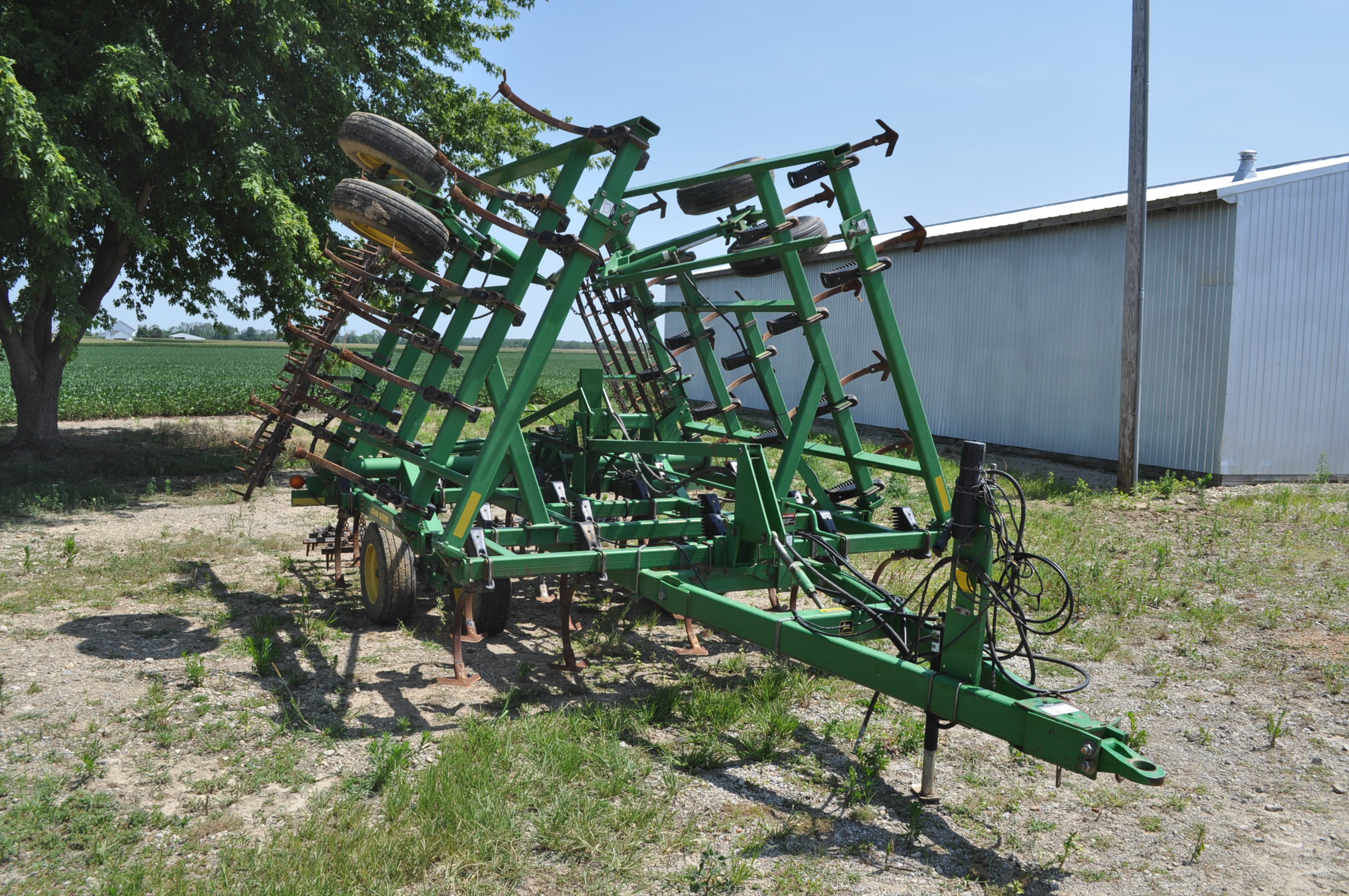 26' John Deere 980 field cultivator, walking tandems, rear hitch & hyd