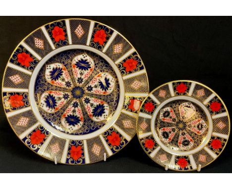 A Royal Crown Derby Imari 1128 pattern dinner plate, 27cm, first quality; an 1128 pattern tea plate, 16cm, first quality (2) 