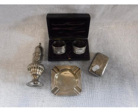 A CASED PAIR OF SHEFFIELD SILVER WALKER & HALL NAPKIN RINGS, engraved with the letters 'K' & 'L', a silver floral repousse de