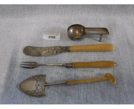 A HALLMARKED SILVER TRAVELLING ASHTRAY, a silver bladed bird engraved butter knife and two other pieces of butter related cut