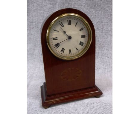 AN EDWARDIAN MAHOGANY CASED MANTEL CLOCK with a white enamel dial and Roman numerals