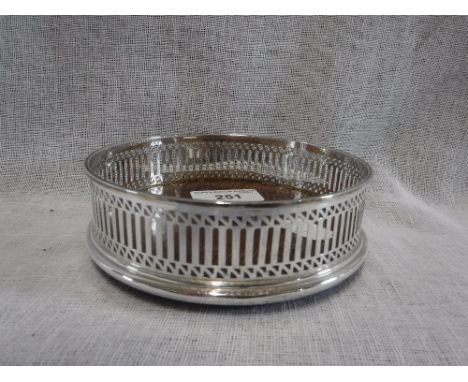 A MODERN LONDON SILVER PIERCED DECANTER STAND with turned wood base