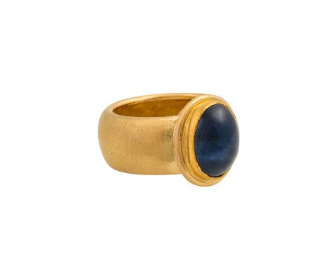   Ring mit Saphir Cabochon ca. 10 ct,   Gelbgold 18K satiniert, 14,5 gr, Ringweite 56, 20./21. Jh., minimale Tragespuren. Ste