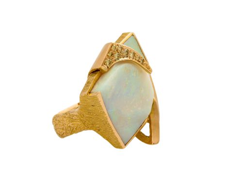   Ring mit weißem Opal im Fancyschliff   von ca. 27x22 mm sowie Brillanten zus. ca. 0,50 ct, ca. Fancy Yellow/VVS-VS, GG 18K,