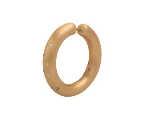   KUHNSTÜCKE Designcreole mit Brillanten von zus. ca. 0,2 ct,   gute Farbe und Reinheit, GG 18K, 17,7 g, D: 4 cm, um 1990, sc