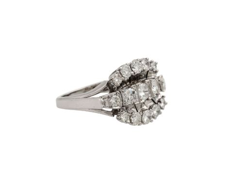   Ring mit zahlreichen Brillanten zus. ca. 1,6 ct,   ca. WEISS-LGW (H-J)/SI-P1, WG 14K, 6,1 gr, NP: umger. ca. 1.810 €, Ringw