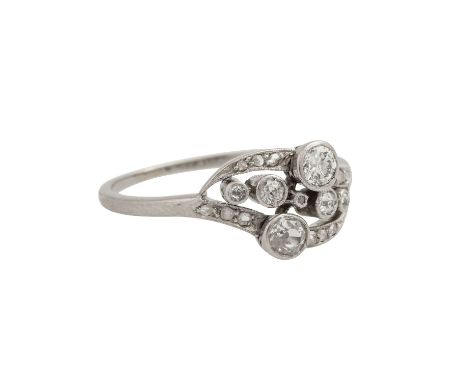   Ring mit Altschliffdiamanten und Diamantrosen zus. ca. 0,5 ct,   mittl.-gute Farbe und Reinheit, Platin 3,7 g, RW: 57, 1. H
