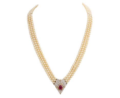   Collier aus Akoyaperlen mit Mittelteil   besetzt mit Rubincabochon ca. 1,4 ct und Brillanten zus. ca. 0,65 ct, mittlere bis