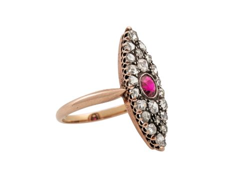   Schiffchenring ausgefasst mit Diamantrosen, zus. ca. 0,6 ct,   mittig synth. Rubin, rund fac., RSG ca. 650/000, 4,4 gr, RW: