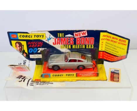 Corgi - James Bond - An Aston Martin DB5 in the less common bubble packaging # 270. The car appears in Very Good condition wi