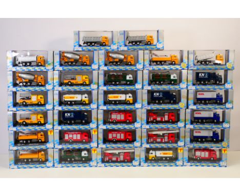 Automaxx - A fleet of 32 boxed 1:72 scale MAN F2000 diecast model trucks from Automaxx. Lot includes MAn F2000 Tanker 'Shell'