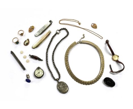 A quantity of jewellery, to include a 9ct gold wedding ring, London 1960, two gold heart shaped padlock clasps, tested as app