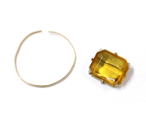 A 9ct gold bangle, with engraved decoration, split, Birmingham 1994, 6.34g, together with a metal paste set brooch (2)