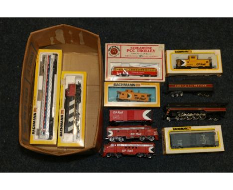 Bachmann OO gauge model railways including 4-8-4 locomotive and tender 600 Norfolk and Western, 695 EMD FT Diesel dummy CP Ra