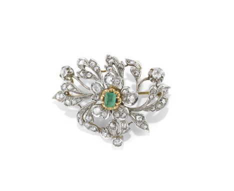 SPILLA IN DIAMANTI E SMERALDO, 1950 CIRCA in oro bicolore a motivo floreale in diamanti e smeraldo taglio rettangolare. Gr 19