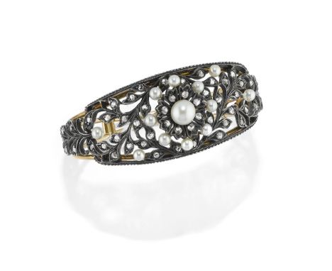 BRACCIALE IN ORO, ARGENTO, DIAMANTI E PERLE, 1950 CIRCA a fascia rigida a scalare in stile ottocentesco, realizzato in oro gi