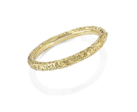BRACCIALE RIGIDO, 1918 in oro giallo a canna ovale cesellata e incisa a motivi floreali. Gr 24,00 YELLOW GOLD BANGLE, 1918 ov