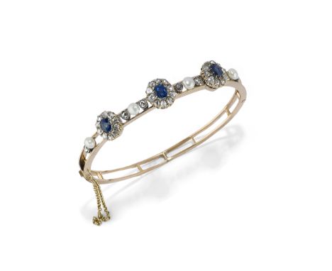 BRACCIALE IN DIAMANTI, ZAFFIRI E PERLINE, 1880 CIRCA in oro rosa di forma ovale impreziosito da tre motivi a contorno in zaff