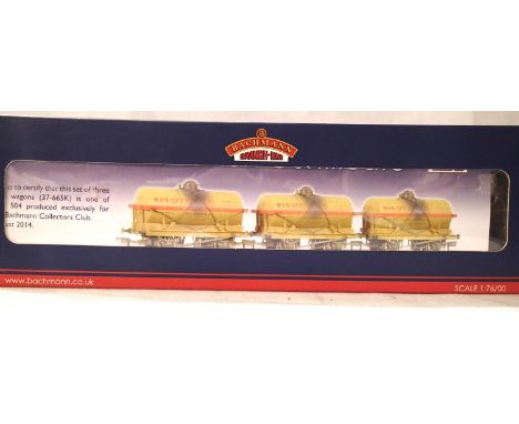Bachmann 37-665K, set of three Tankers War Office, 14 tonne, weathered. In excellent condition, box has storage wear. P&amp;P