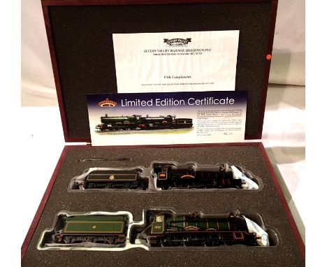 Bachmann 30-061 locomotive twin set Hagley Hall in GWR Green and Hinton Manor, in BR Black, wooden presentation box, limited 