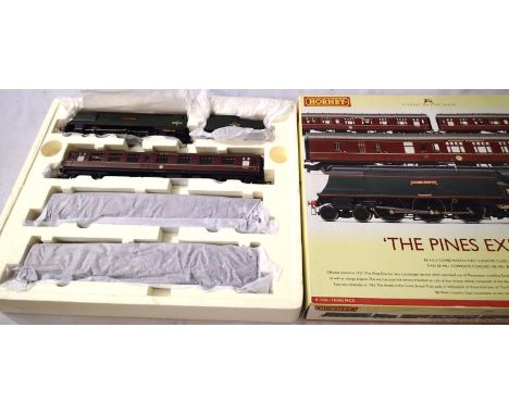 Hornby R2436 Pines Express train pack West County Class Combe Martin 34043 with three MK1 maroon coaches, limited edition 197