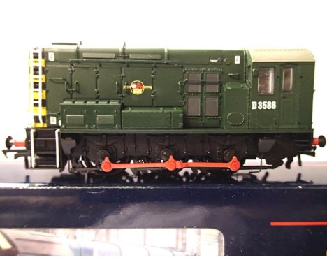 Bachmann 32-101A class 08 diesel, D3586 Green Late Crest, wasp stripes, excellent condition, box with wear. P&amp;P Group 1 (