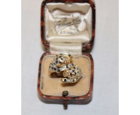 An impressive 14ct gold dress ring in the form of two fighting panthers mounted with diamonds, sapphires and rubies (4.9g)