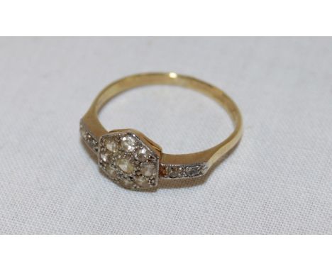An 18ct gold dress ring set diamond chips (2.7g)
