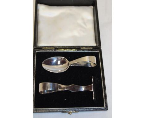 A childs silver spoon and pusher, Birmingham marks 1953 in velvet lined case