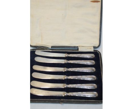 A set of six electro plated tea knives with silver handles, Sheffield marks in velvet lined case