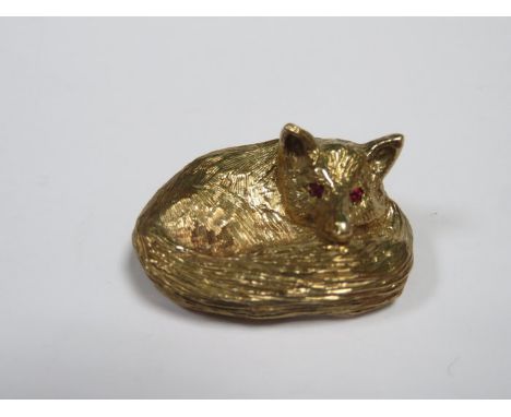 ROSEMARY HETHERINGTON 9ct GOLD FOX FORM BROOCH SET WITH RUBY COLOURED STONES 