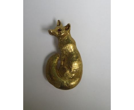 ROSEMARY HETHERINGTON 9ct GOLD FOX FORM BROOCH SET WITH RUBY COLOURED STONES 