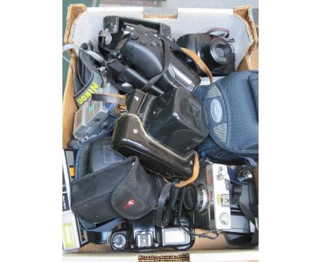 BOX CONTAINING VARIOUS VINTAGE CAMERAS, CAMCORDER, ETC. 