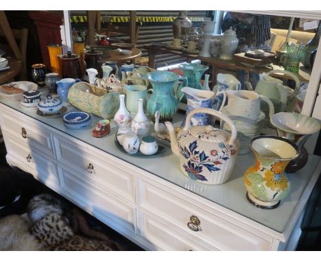 QUANTITY OF VARIOUS SUNDRY CERAMICS INCLUDING WEDGWOOD, POOLE, BESWICK, ETC. 