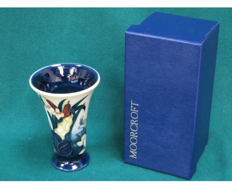 BOXED MOORCROFT TUBE LINED FLORAL DECORATED CERAMIC VASE, APPROXIMATELY 16cm HIGH 