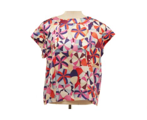 A CHANEL MULTICOLOUR SILK TOP
Multicoloured scoop-neck top with cap sleeves and button closure to the back
Chanel
Size FR 44
