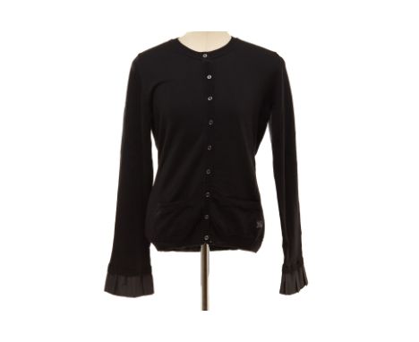 A BURBERRY BLACK WOOL CARDIGAN
Button-up cardigan with flared sleeves decorated with pleated fabric, with two front pockets, 