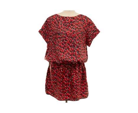 A LOUIS VUITTON RED LEOPARD PRINT SILK DRESS
Short sleeved silk dress with adjustable cinching to the waist with ties
Louis V