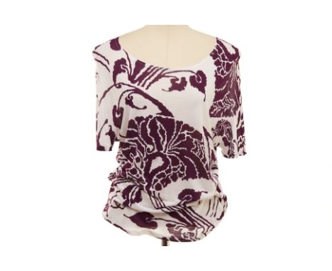 A GUCCI WHITE AND PURPLE FLORAL PRINT T-SHIRT
With scoop neck and half sleeve
Gucci
Size M
Condition: Minor signs of wear com