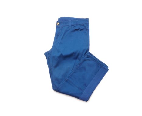 A PAIR OF LOUIS VUITTON ROYAL BLUE TROUSERS
Royal blue three-quarter length trousers with gold tone button
Louis Vuitton
Size