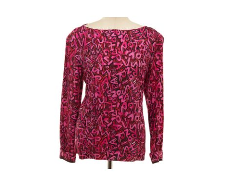 A LOUIS VUITTON FUCHSIA PINK PRINTED SILK BLOUSE
Long sleeved with graffiti type print
Louis Vuitton
Size FR 42
Condition: Mi
