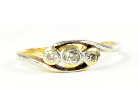 A DIAMOND THREE STONE CROSSOVER RING IN GOLD, MARKED 18CT PLAT, 2G GROSS