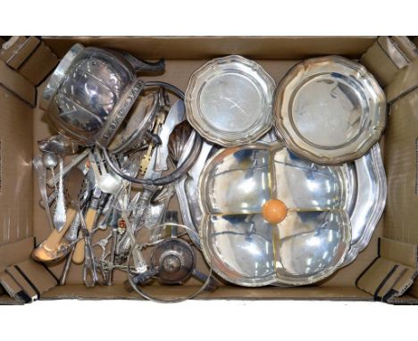 MISCELLANEOUS PLATED WARE, TO INCLUDE AN ART DECO HORS D'OEUVRES DISH, TEA KETTLE AND LAMPSTAND AND FLATWARE