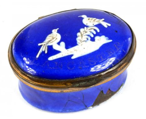A GEORGE III SOUTH STAFFORDSHIRE ENAMEL PATCH BOX, THE LID PAINTED IN WHITE WITH TWO BIRDS ON A BLUE GROUND, LATE 18TH CENTUR