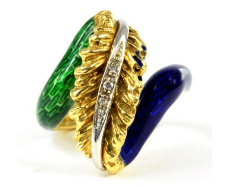 A DIAMOND, GOLD AND TRANSLUCENT BLUE AND GREEN ENAMEL RING, MARKED 750, 12.6G GROSS