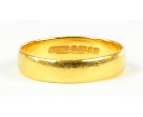 A 22CT GOLD WEDDING RING, 3.4G