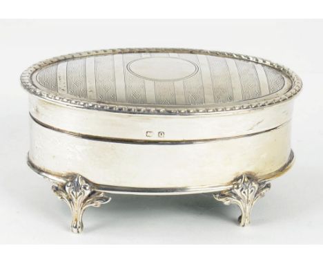 A GEORGE V SILVER OVAL TRINKET BOX WITH ENGINE TURNED LID, 8.5CM W, BIRMINGHAM 1913