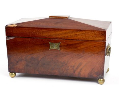 AN EARLY VICTORIAN MAHOGANY TEA CADDY, THE FITTED INTERIOR WITH PAIR OF CANISTERS, BRASS HANDLES, 31CM W