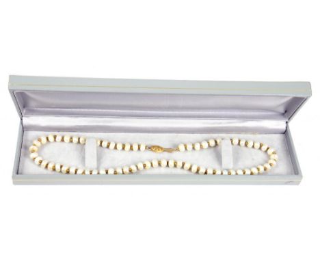 A CULTURED PEARL AND GOLD BEAD NECKLACE, WITH GOLD CLASP
